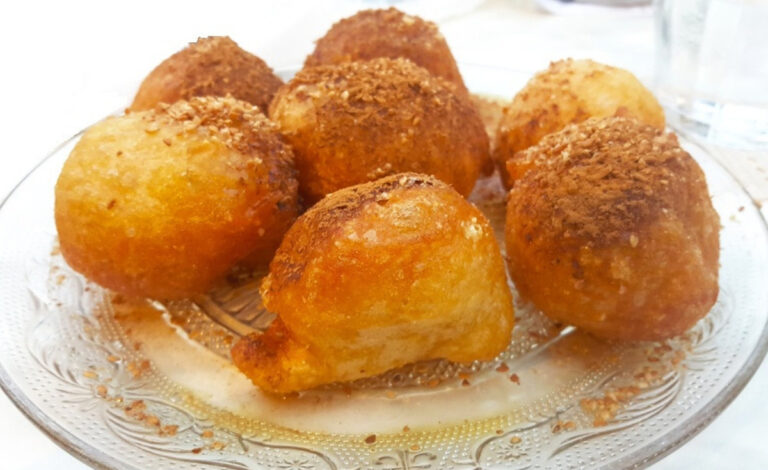 Round doughnuts with honey & cinnamon