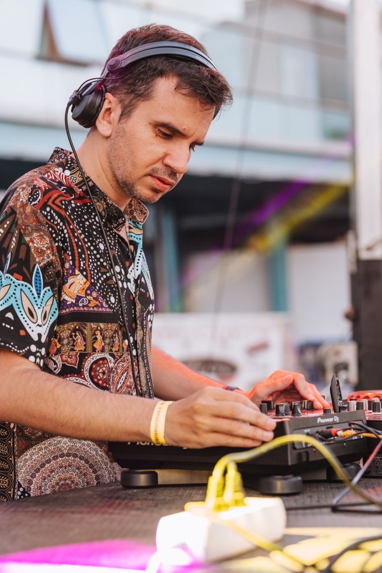 DJ Set από τρεις ανερχόμενους DJs της Θεσσαλονίκης στο περίπτερο του Δήμου Θεσσαλονίκης στη 89η ΔΕΘ