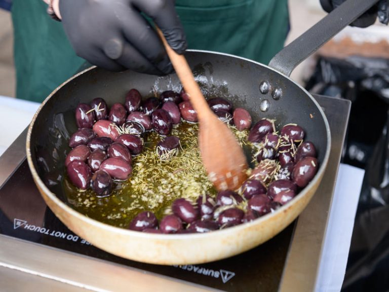 Με απόλυτη επιτυχία και πλήθος κόσμου η γαστρονομική γιορτή του Δήμου Θεσσαλονίκης στην Αγορά Καπάνι